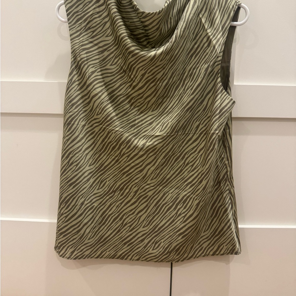 Women’s size small sleeveless top. Excellent condition.